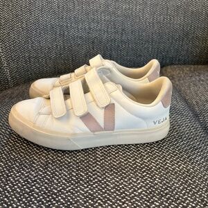 VEJA Women's Recife Low Top Sneaker